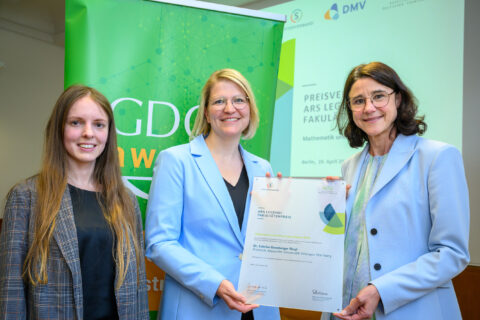 Zum Artikel "Renommierter Lehrpreis für ZIWIS-Mitglied Dr. Sabrina Gensberger-Reigl"